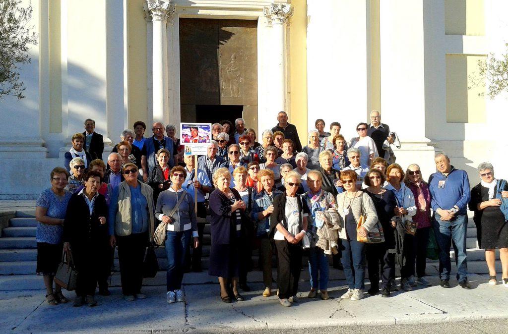 Pellegrini davanti al Duomo di Pescantina